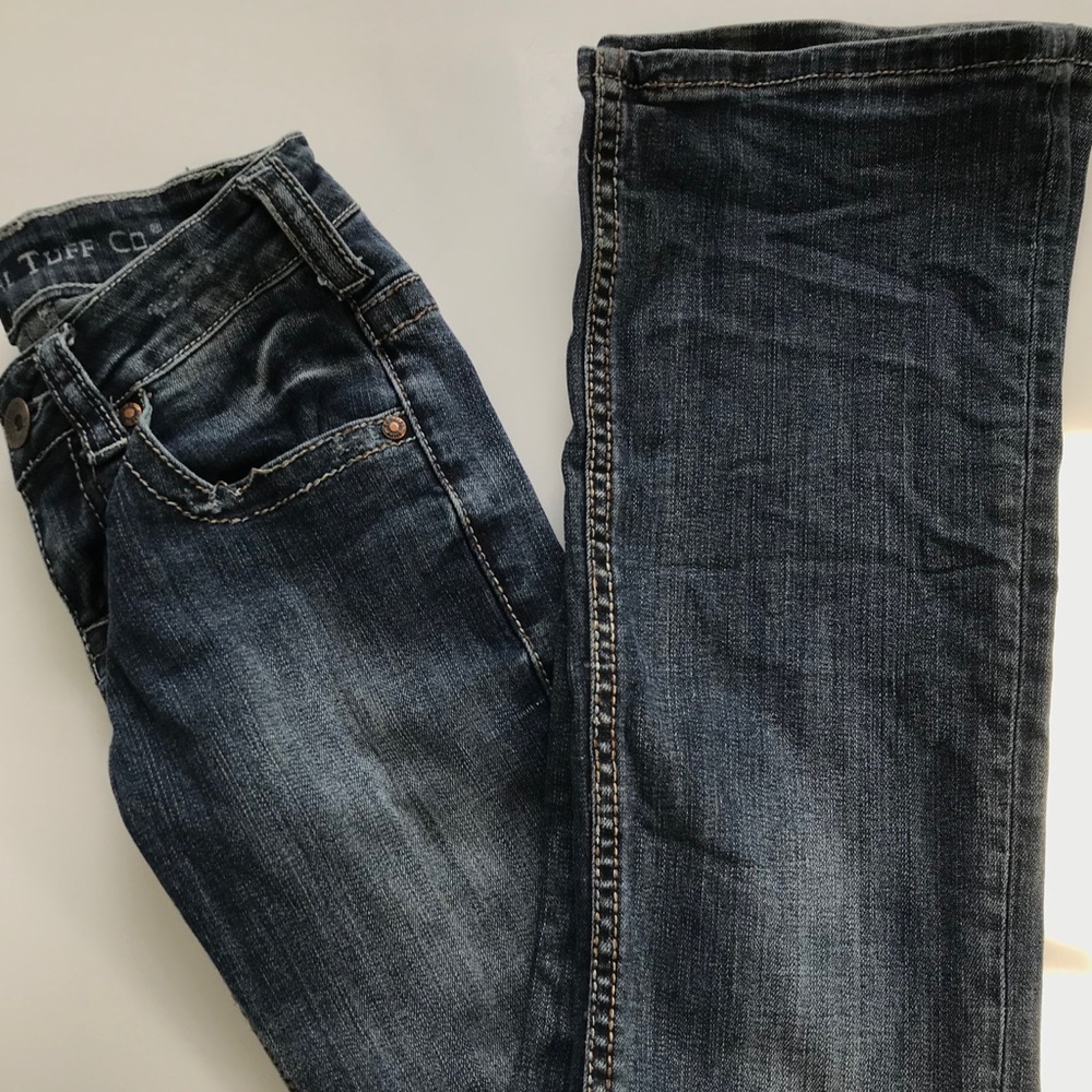 Cowgirl Tuff Bootcut Jeans w. Barbed Wire Detail⚡️